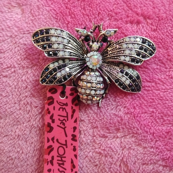 Bug Brooch - Picture 6 of 8